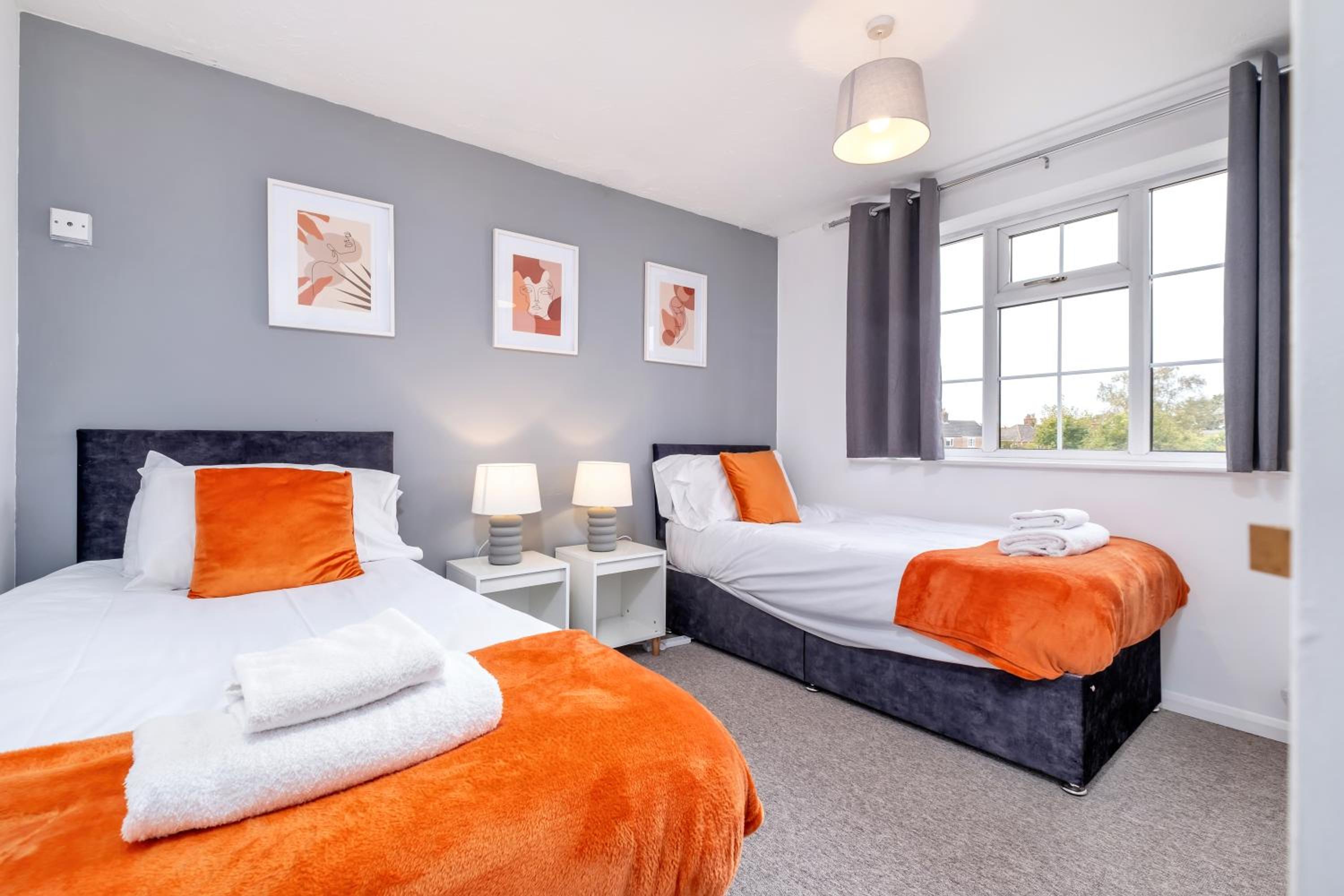Stylish & Convenient 3 Bedroom House - Perfect for Contractors and Leisure Guests - Sleeps up to 5 view 2