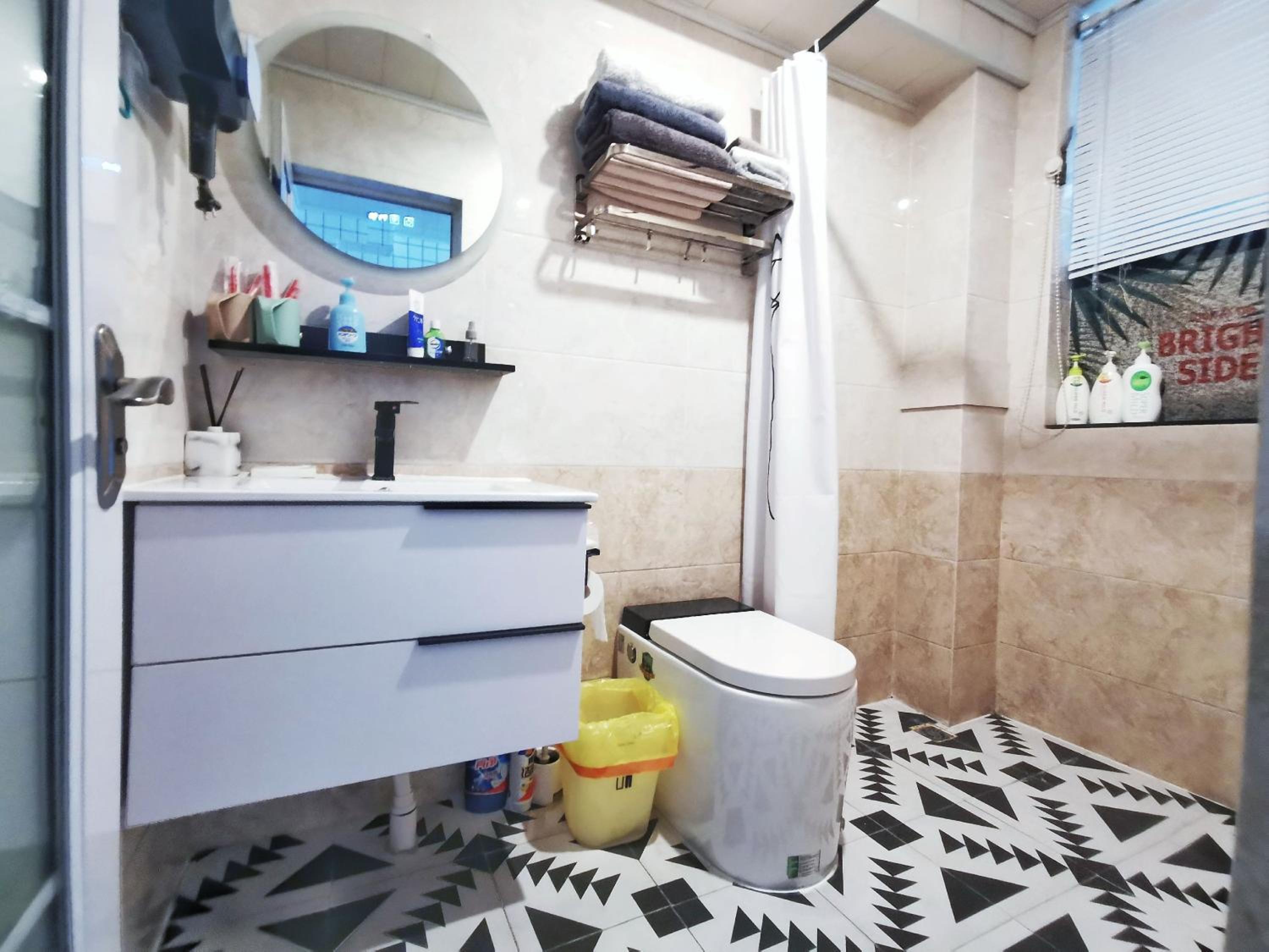 Chengdu city center Tianfu Square Kuanzhai Alley People's Park subway post-modern design 85 square meters 2 bedrooms 1 living room design B&B HD cinema fam