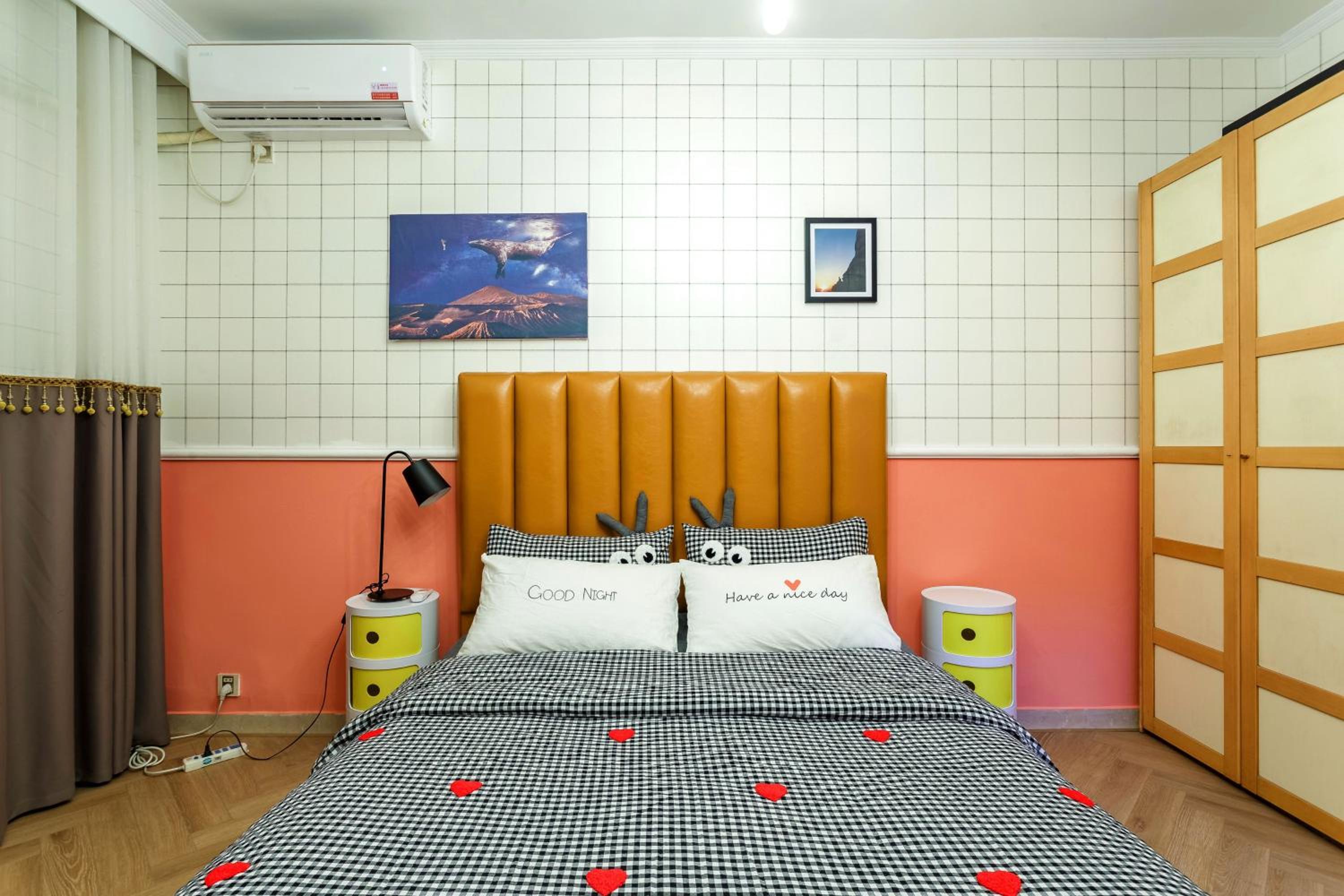Chengdu city center Tianfu Square Kuanzhai Alley People's Park subway post-modern design 85 square meters 2 bedrooms 1 living room design B&B HD cinema fam