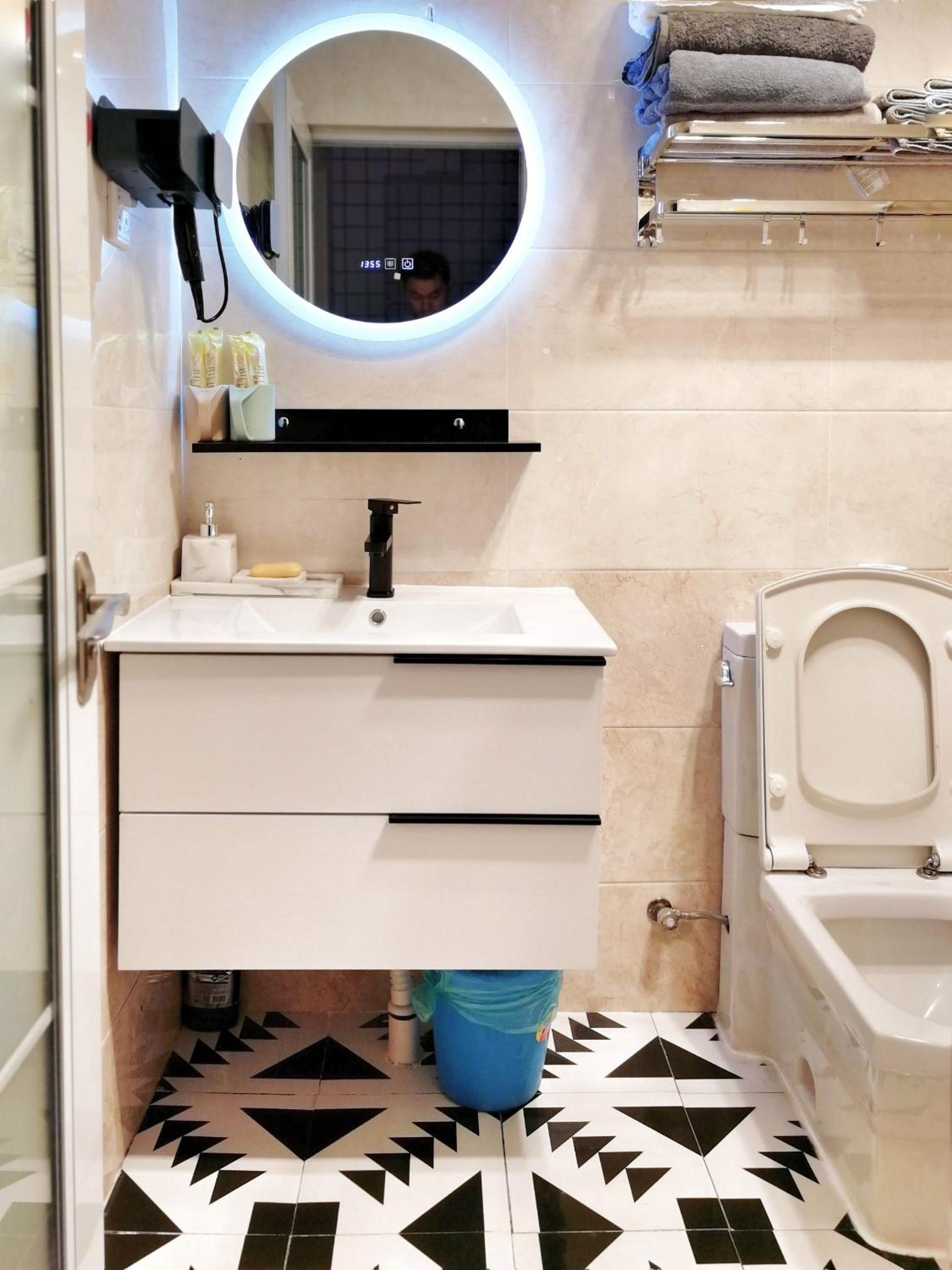 Chengdu city center Tianfu Square Kuanzhai Alley People's Park subway post-modern design 85 square meters 2 bedrooms 1 living room design B&B HD cinema fam