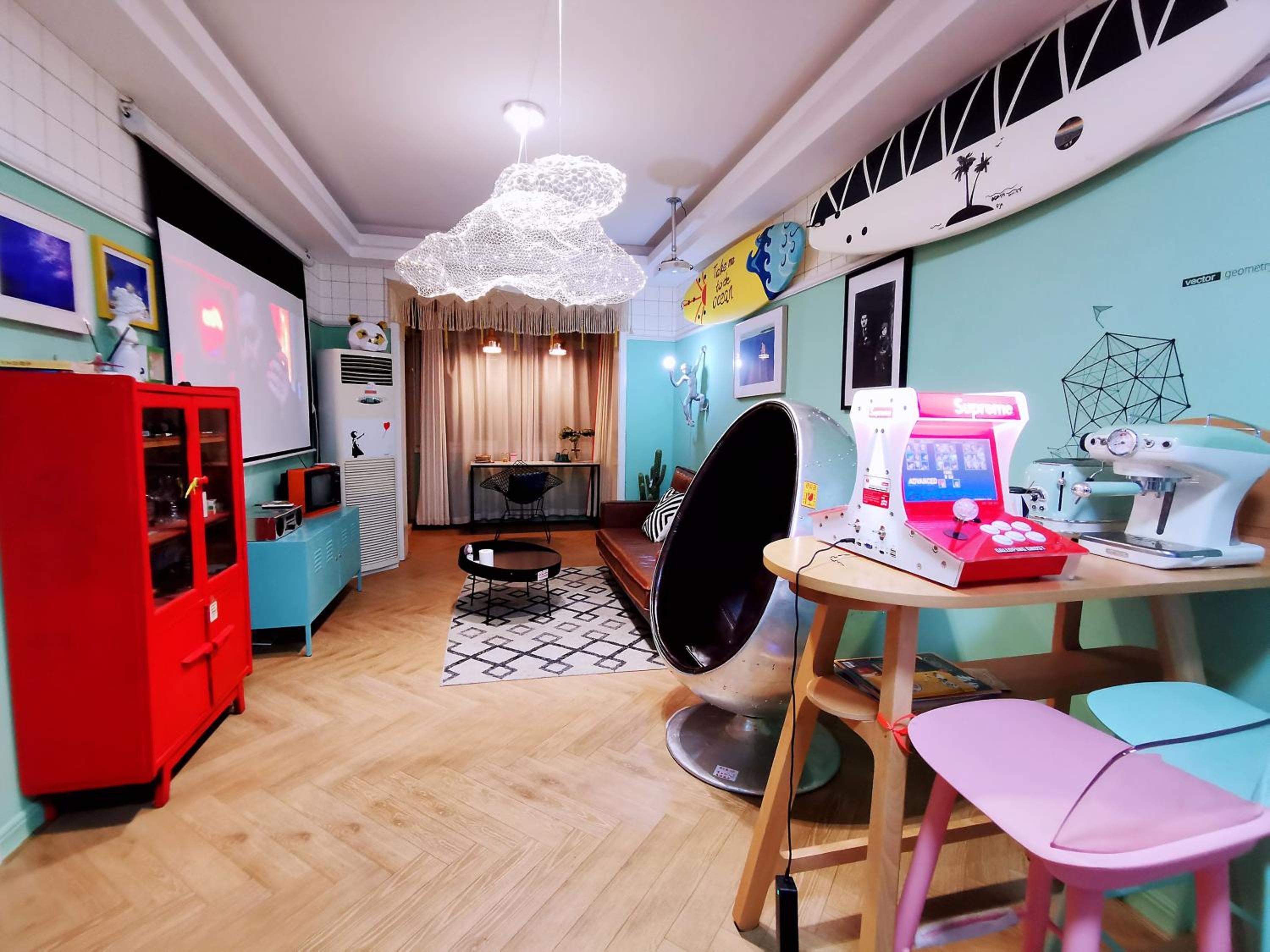 Chengdu city center Tianfu Square Kuanzhai Alley People's Park subway post-modern design 85 square meters 2 bedrooms 1 living room design B&B HD cinema fam