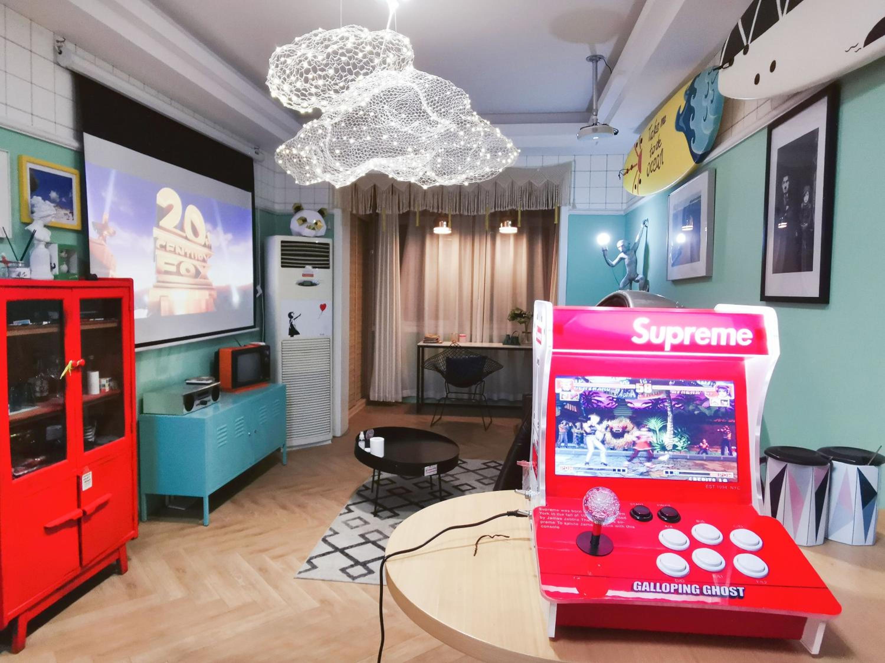 Chengdu city center Tianfu Square Kuanzhai Alley People's Park subway post-modern design 85 square meters 2 bedrooms 1 living room design B&B HD cinema fam