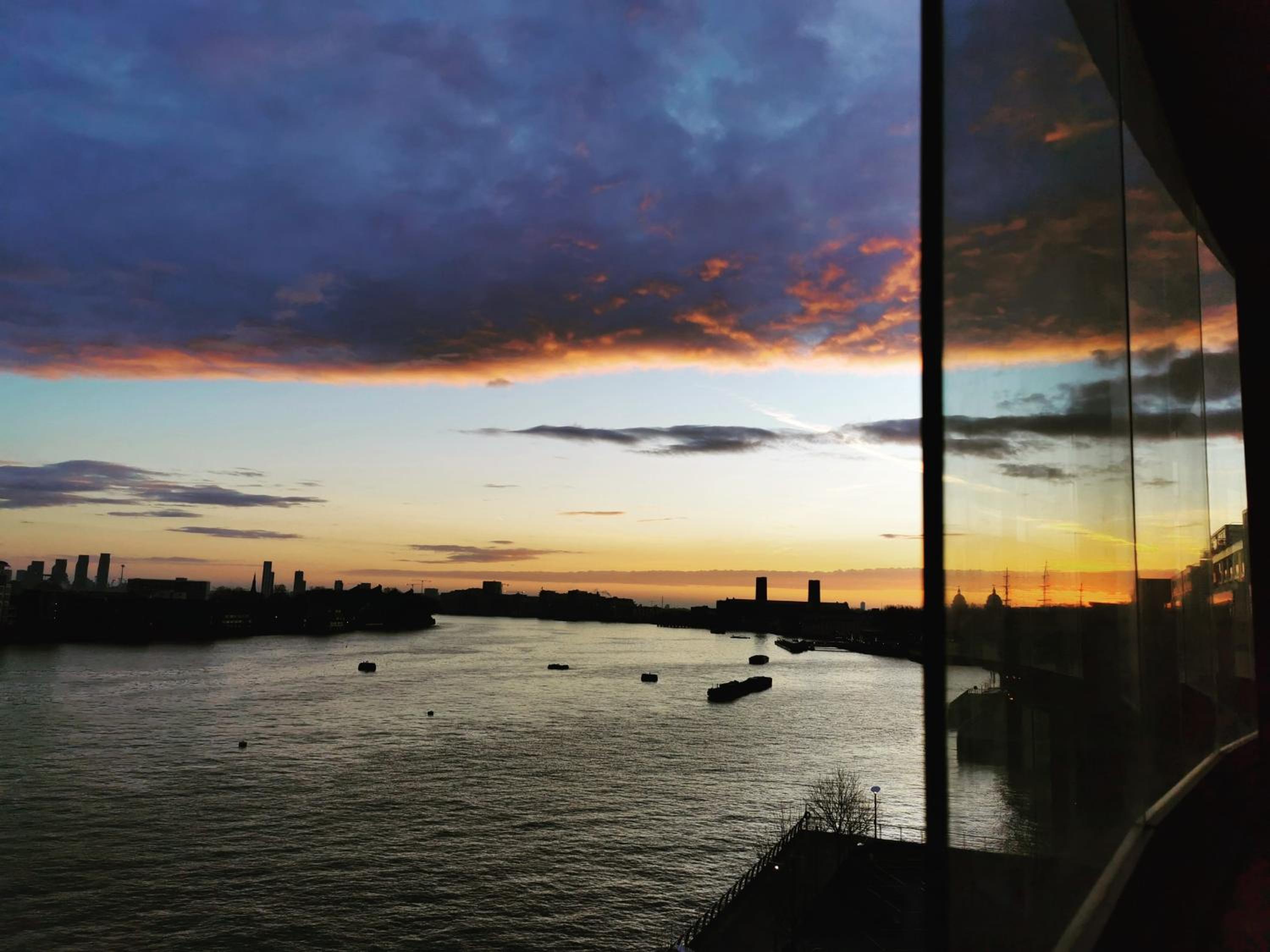 Homestay Room in flat with stunning Thames river view — balance & terrace