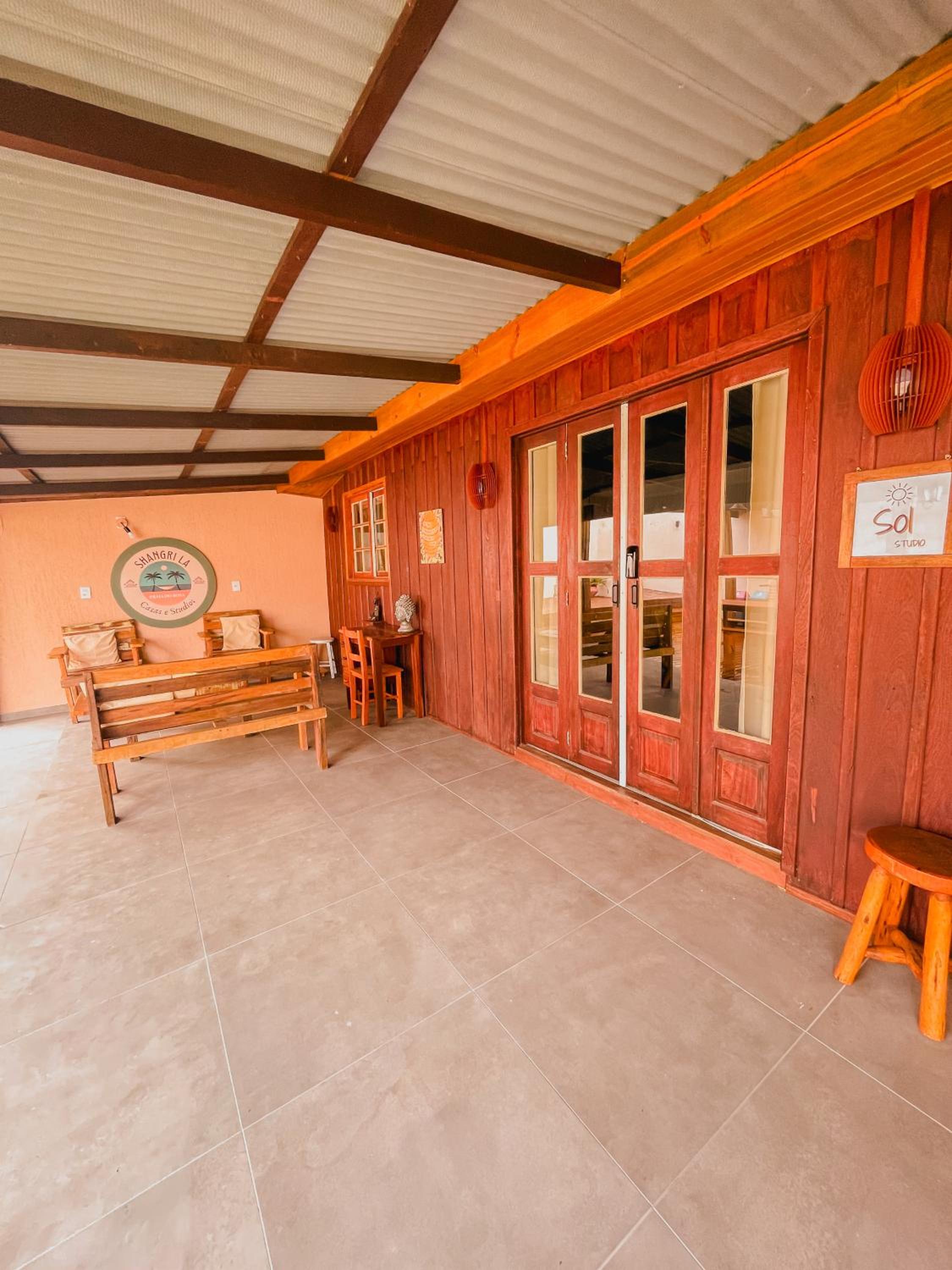 Shangri La Casas e Studios