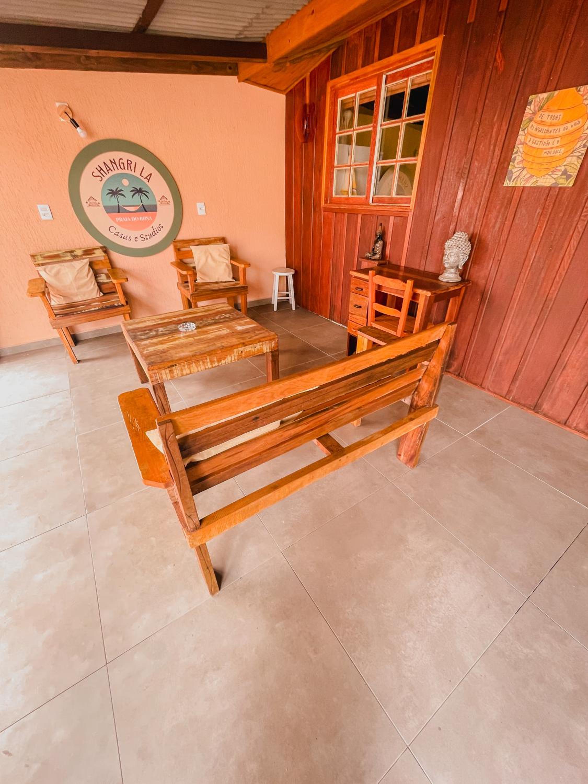 Shangri La Casas e Studios