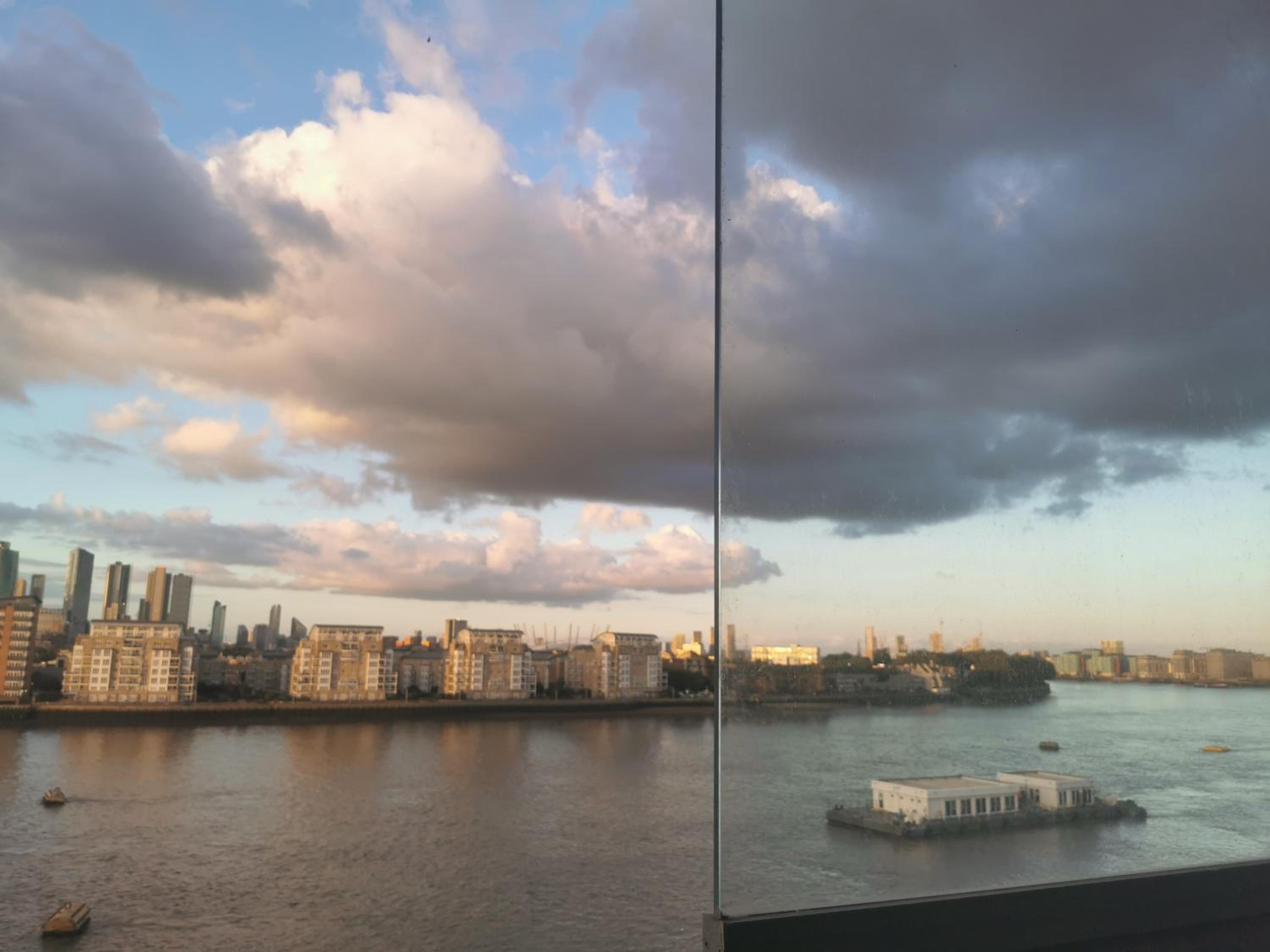 Homestay Room in flat with stunning Thames river view — balance & terrace