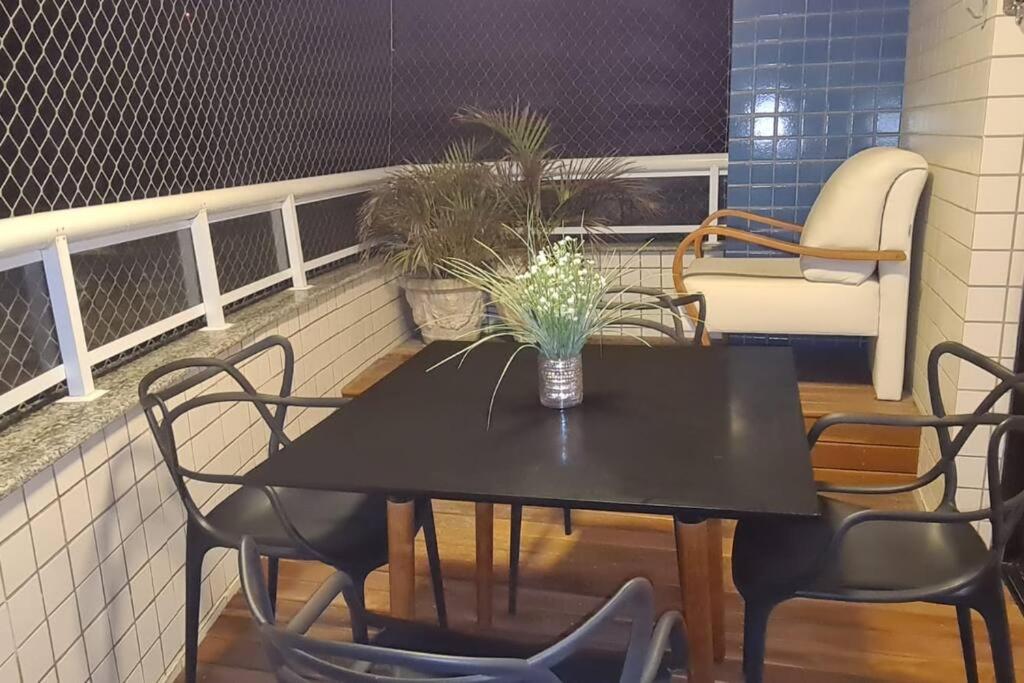 Apartamento com Localização Central em Condomínio com Piscina Aquecida na Riviera