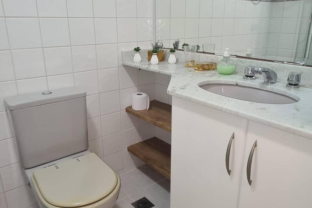 Apartamento com Localização Central em Condomínio com Piscina Aquecida na Riviera