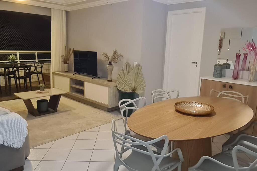 Apartamento com Localização Central em Condomínio com Piscina Aquecida na Riviera