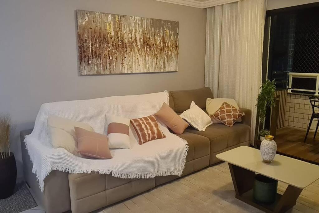 Apartamento com Localização Central em Condomínio com Piscina Aquecida na Riviera