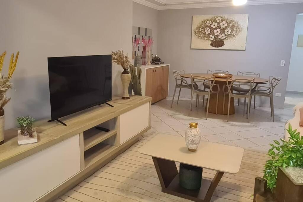 Apartamento com Localização Central em Condomínio com Piscina Aquecida na Riviera