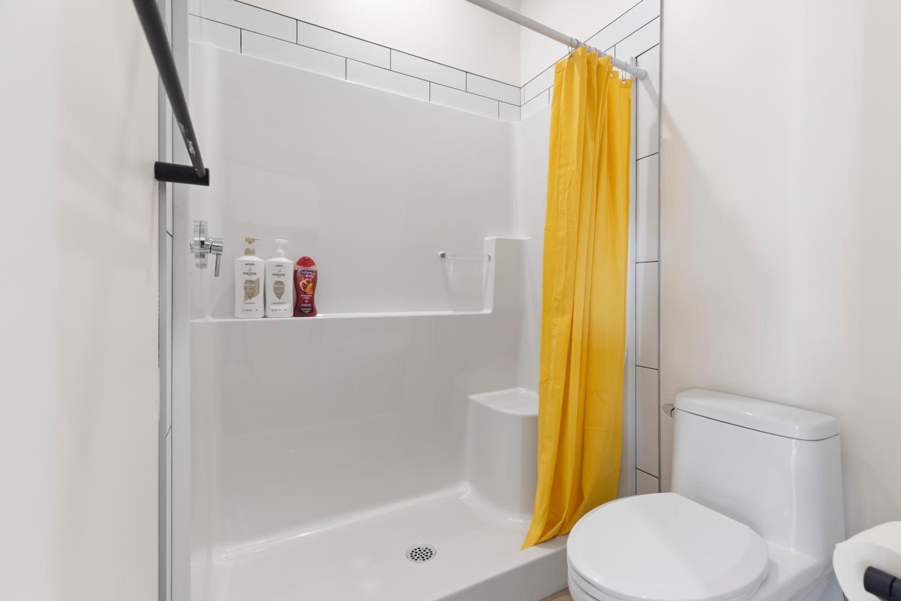Entire 1BDR Bath 2 min 2 Train Pineapple Suite