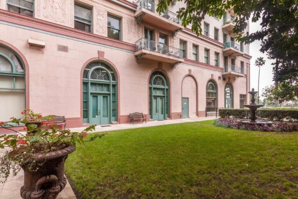 Chambre de Bonne in Downtown Long Beach