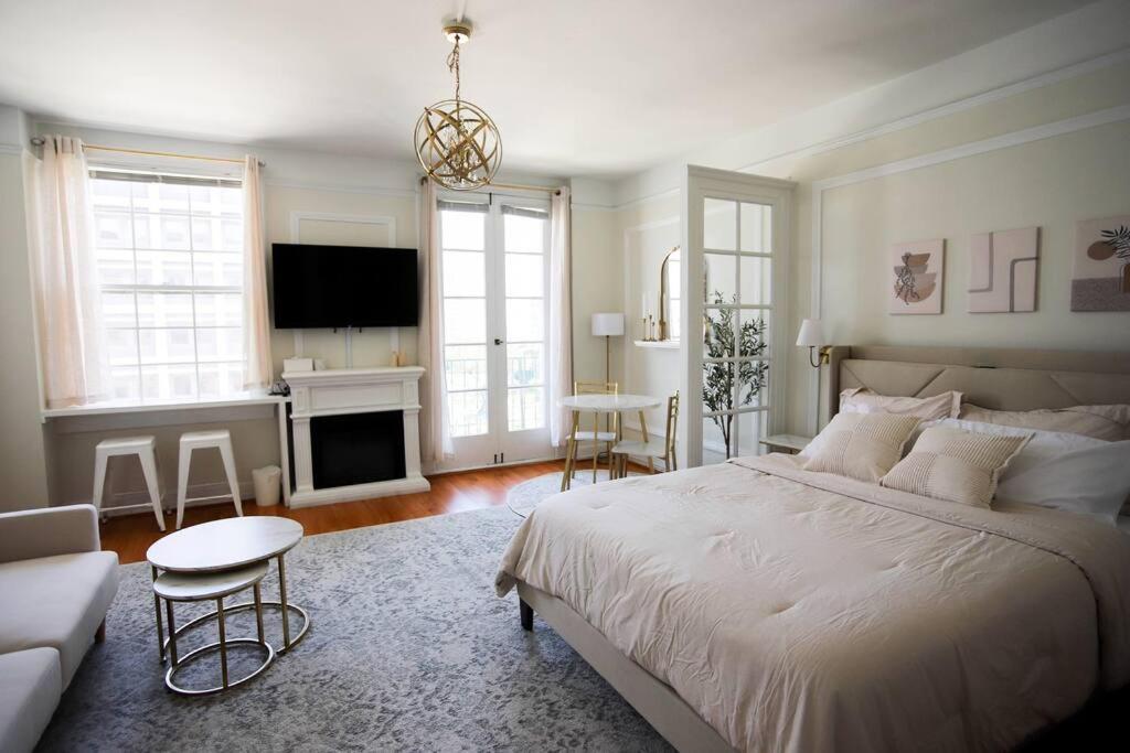 Chambre de Bonne in Downtown Long Beach