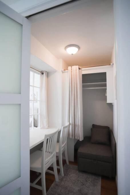 Chambre de Bonne in Downtown Long Beach