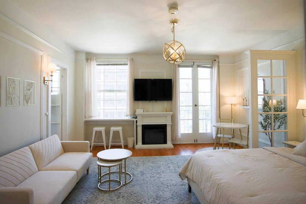 Chambre de Bonne in Downtown Long Beach