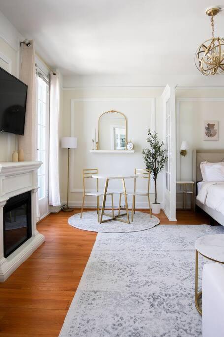 Chambre de Bonne in Downtown Long Beach