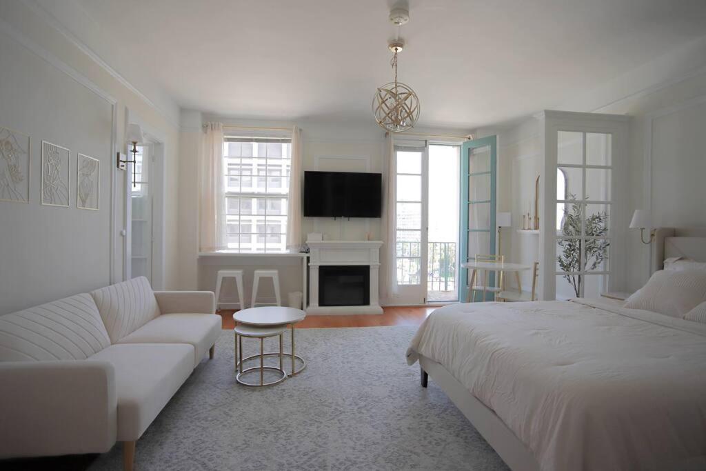 Chambre de Bonne in Downtown Long Beach