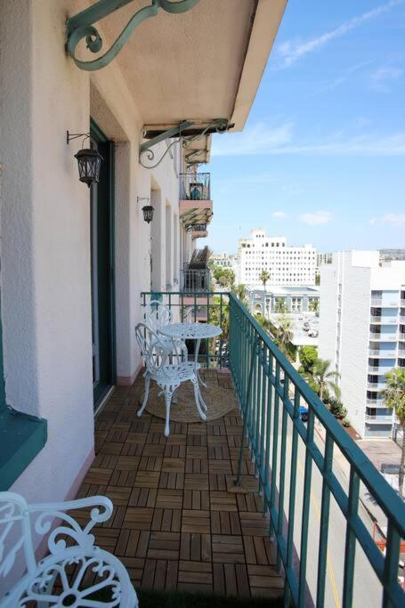 Chambre de Bonne in Downtown Long Beach