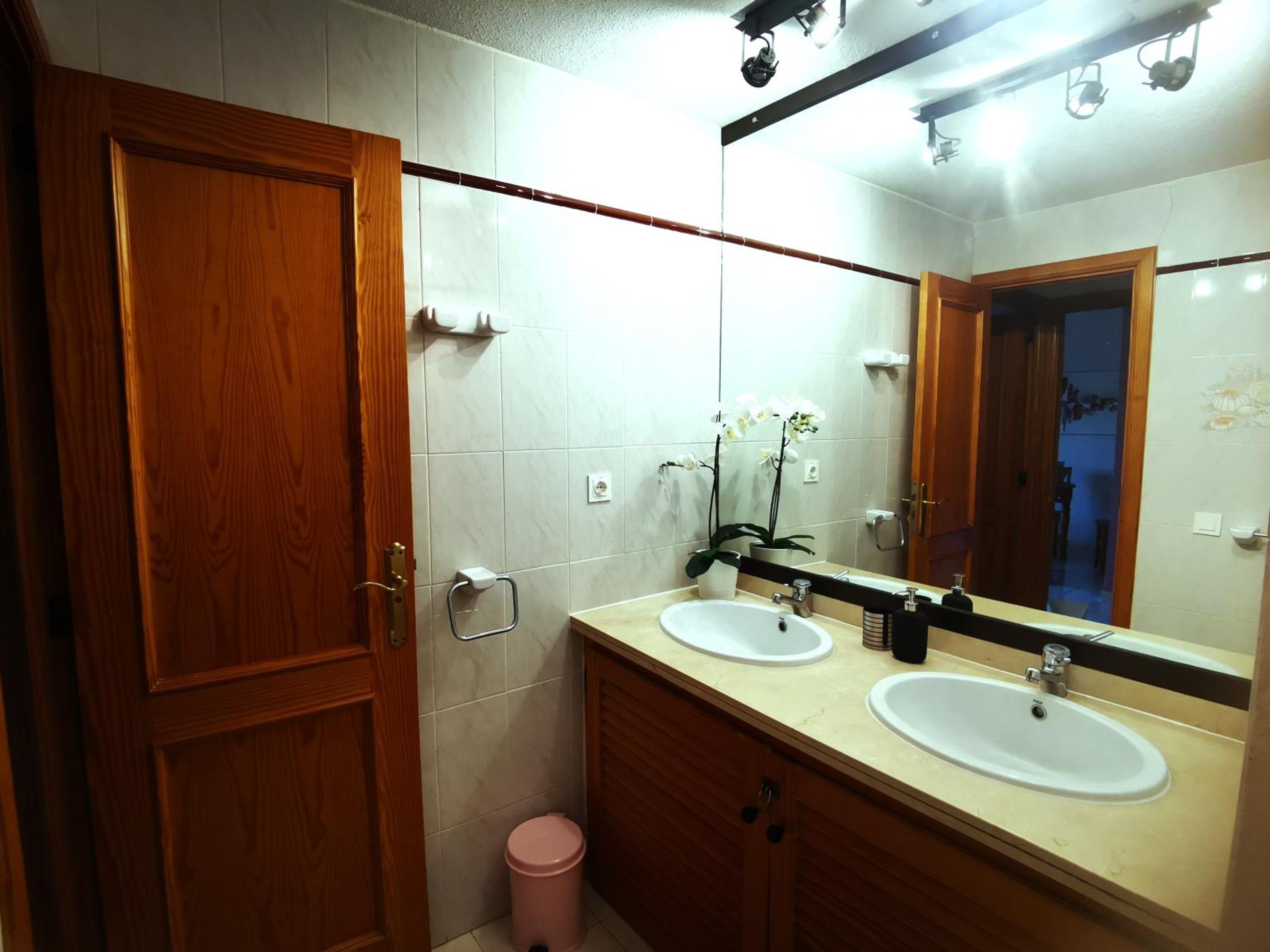 Skyline View Apartment - FREE PRIVATE Parking Including & Guest BONUS