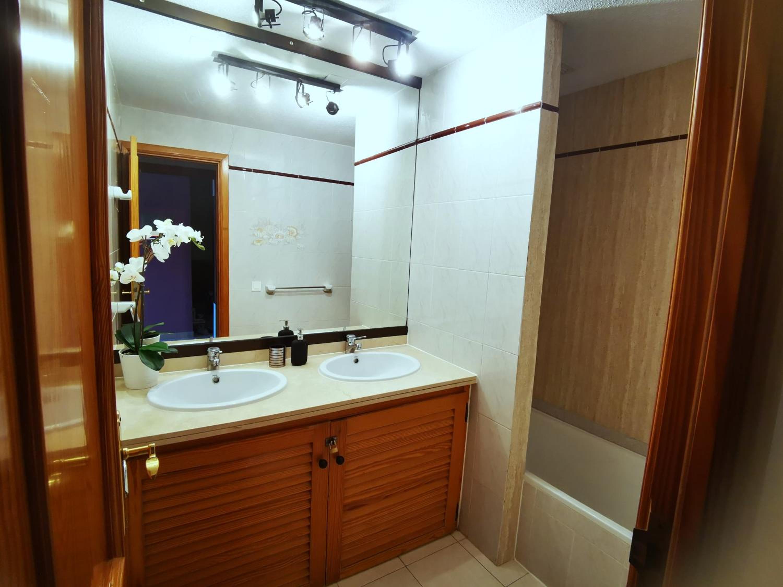Skyline View Apartment - FREE PRIVATE Parking Including & Guest BONUS
