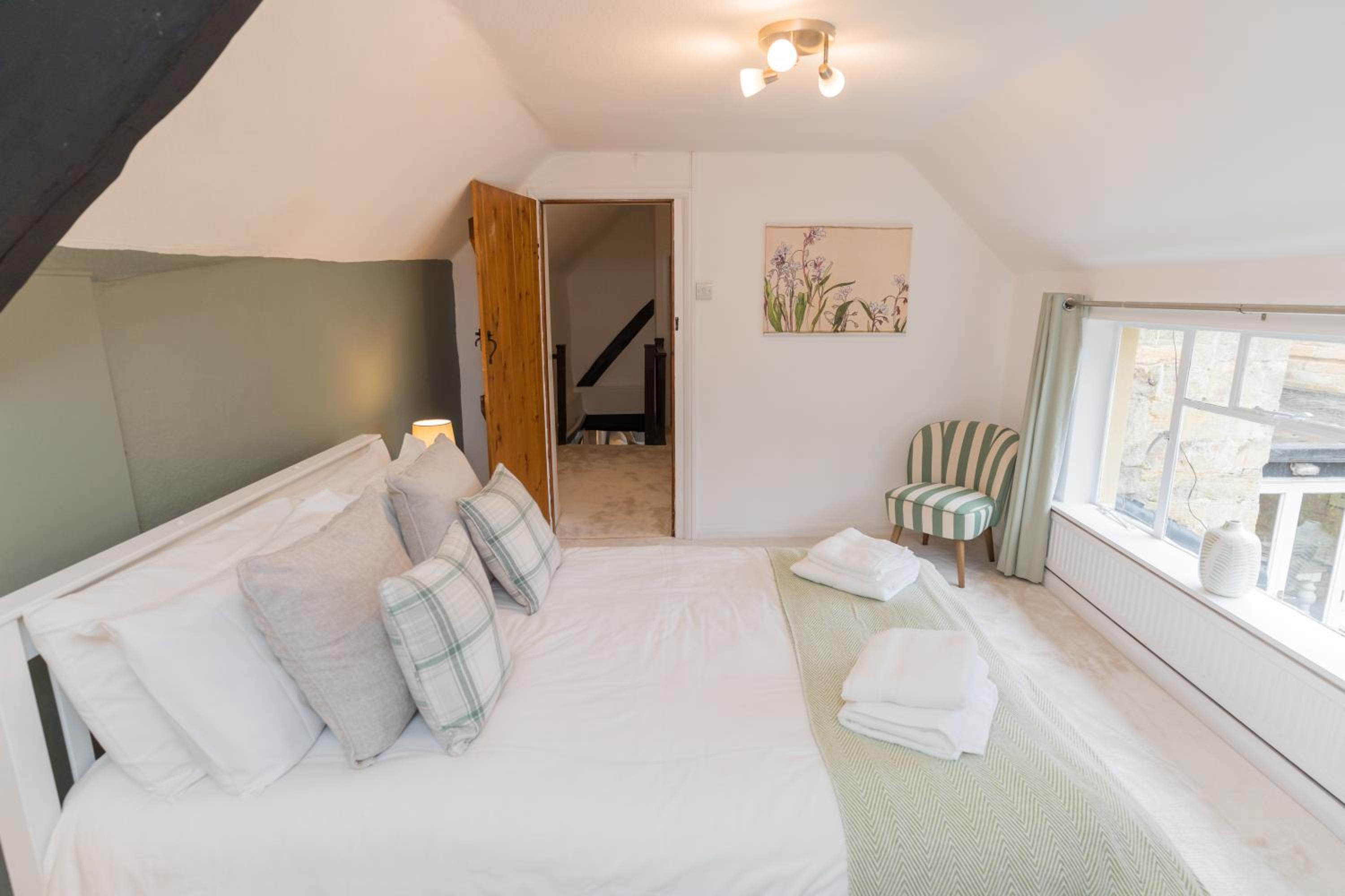 Honeystone Cottage, Stanton, Broadway - Sleeps 9 view 5
