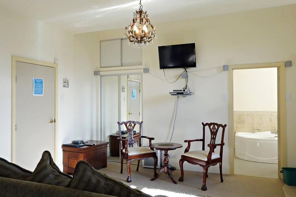 Manor Views Lake Hakanoa Suite view 3