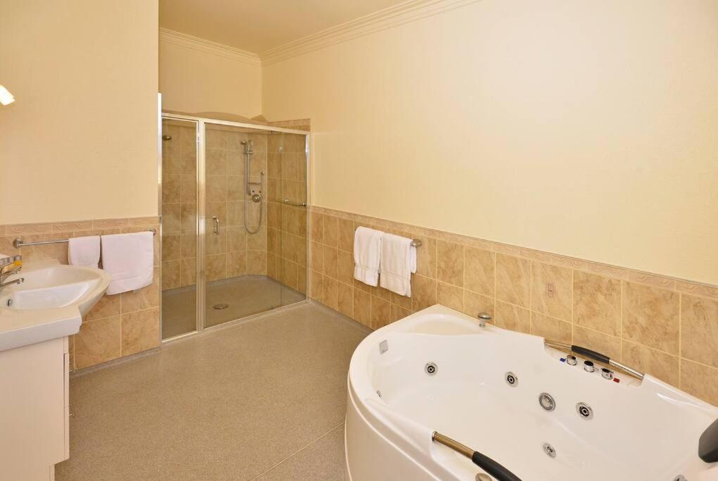 Manor Views Lake Hakanoa Suite view 4