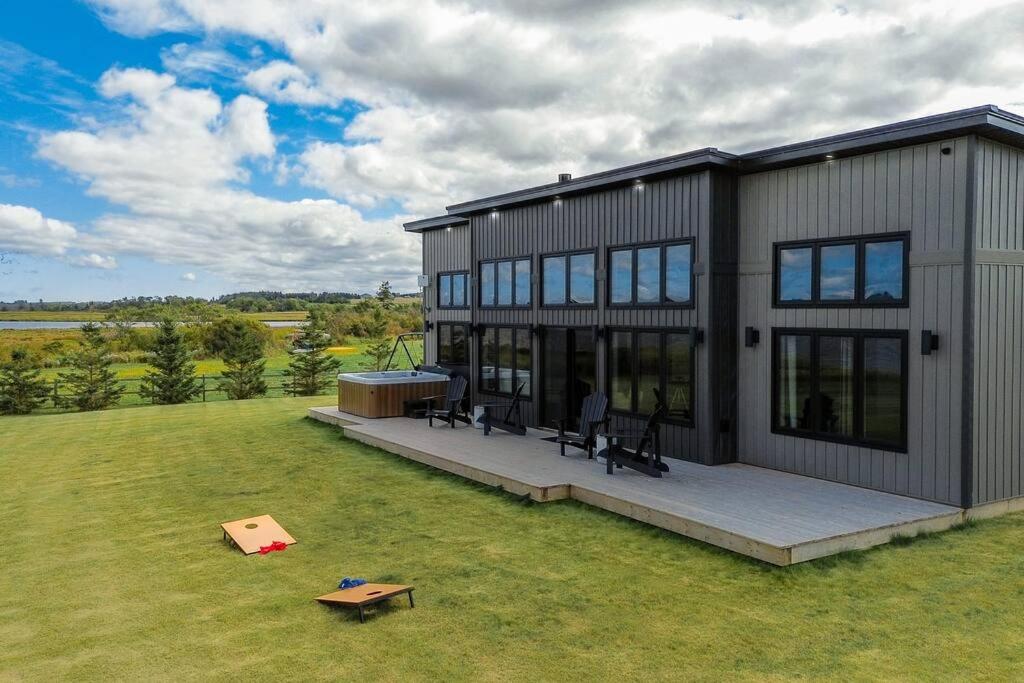 Stunning Riverside Escape