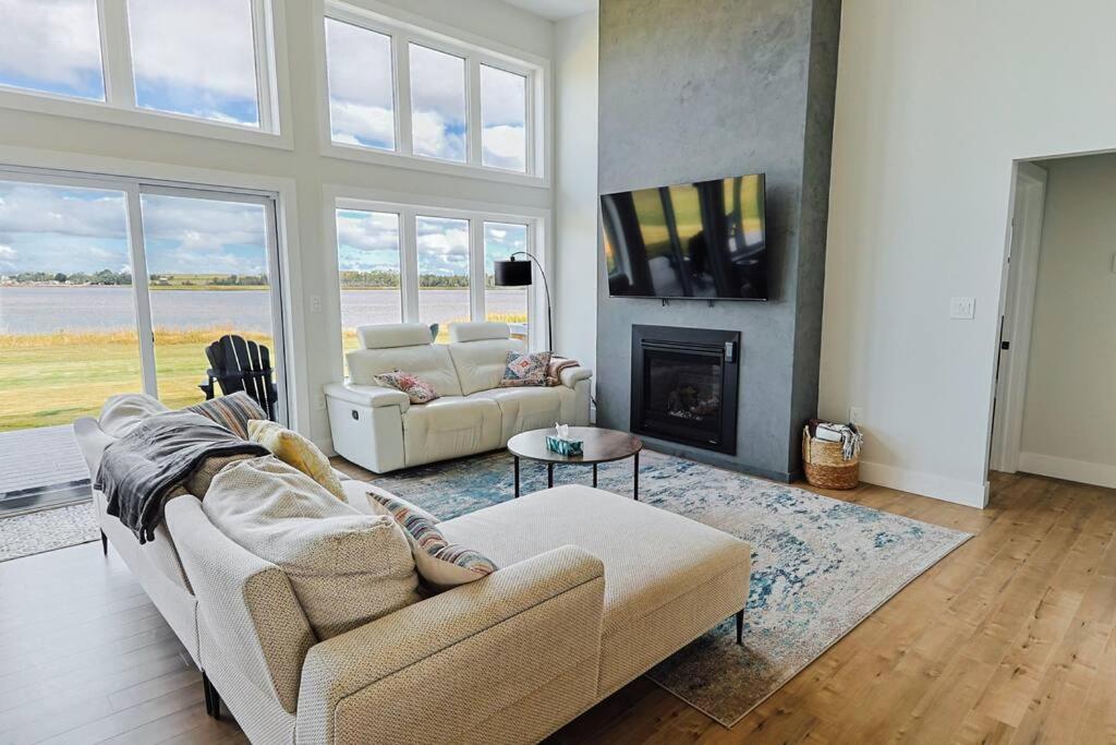 Stunning Riverside Escape