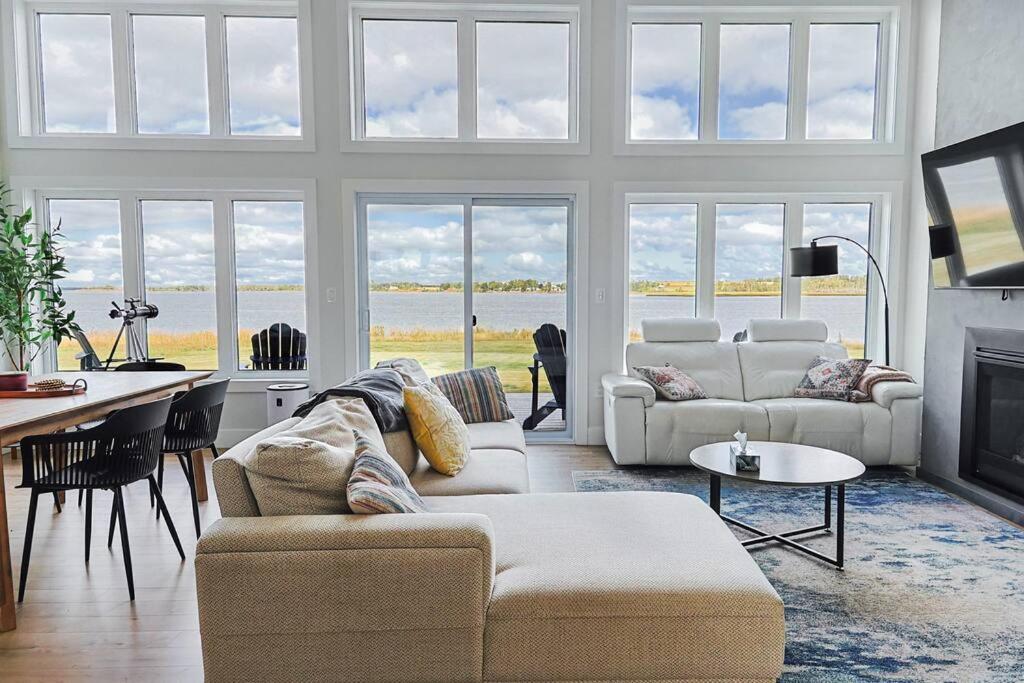 Stunning Riverside Escape