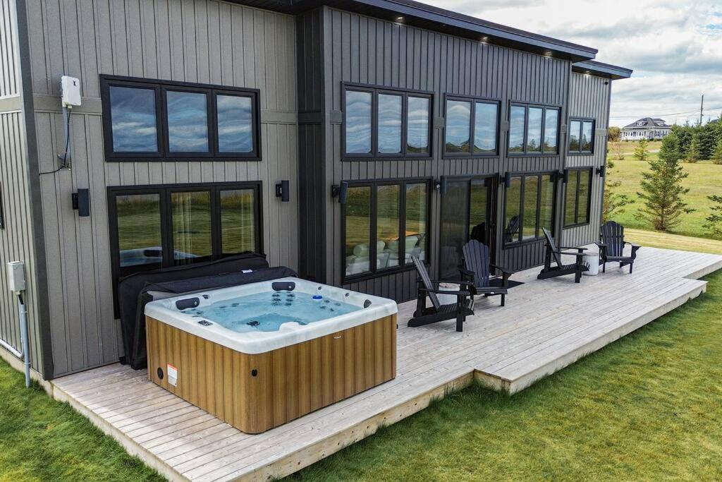 Stunning Riverside Escape