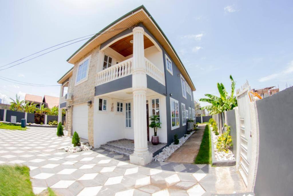 Gyakyewaa Villa