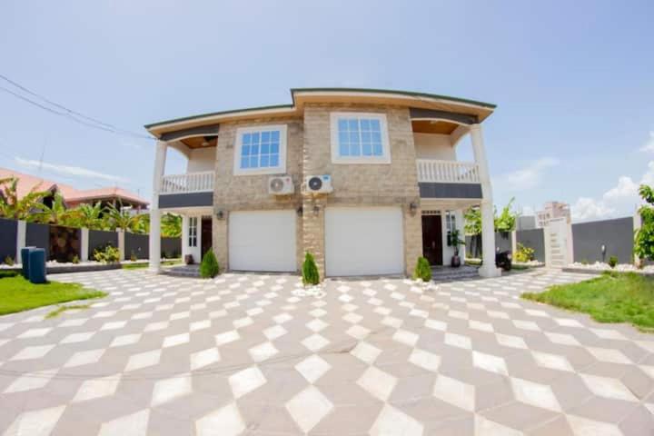 Gyakyewaa Villa