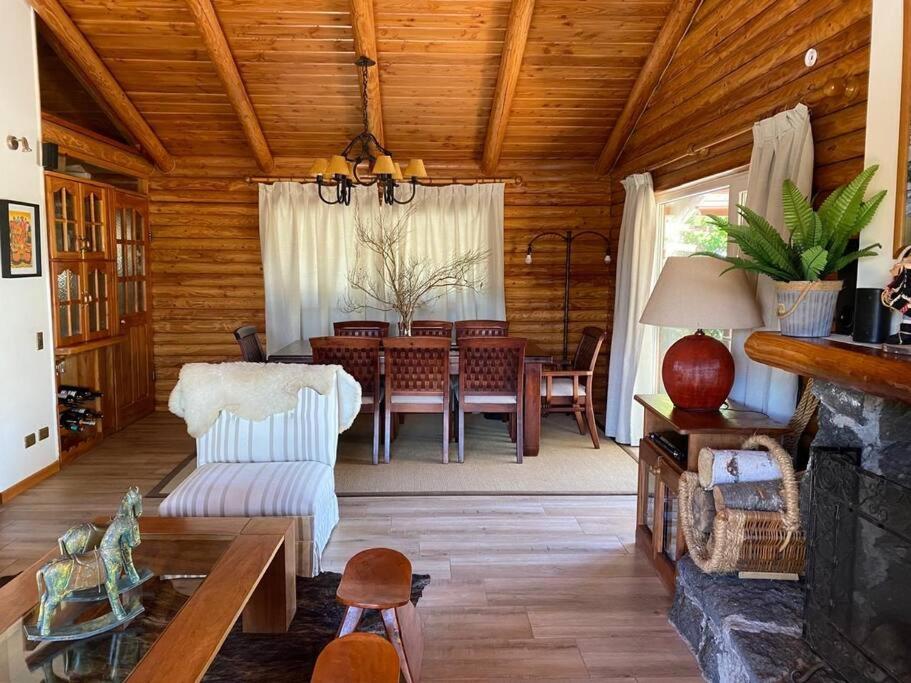 Casa de ensueño con piscina, quincho y acceso lago