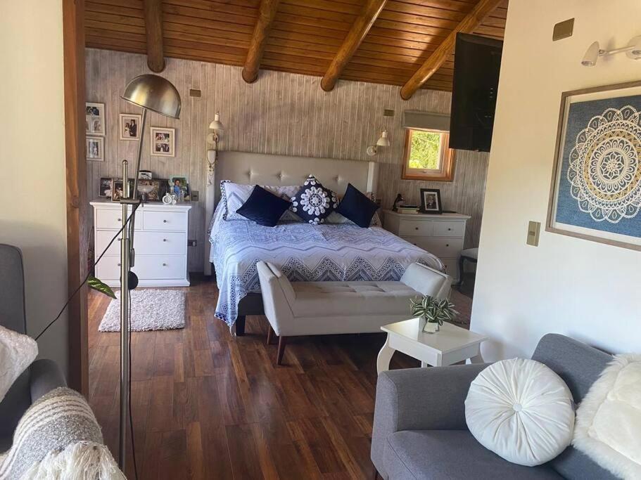Casa de ensueño con piscina, quincho y acceso lago