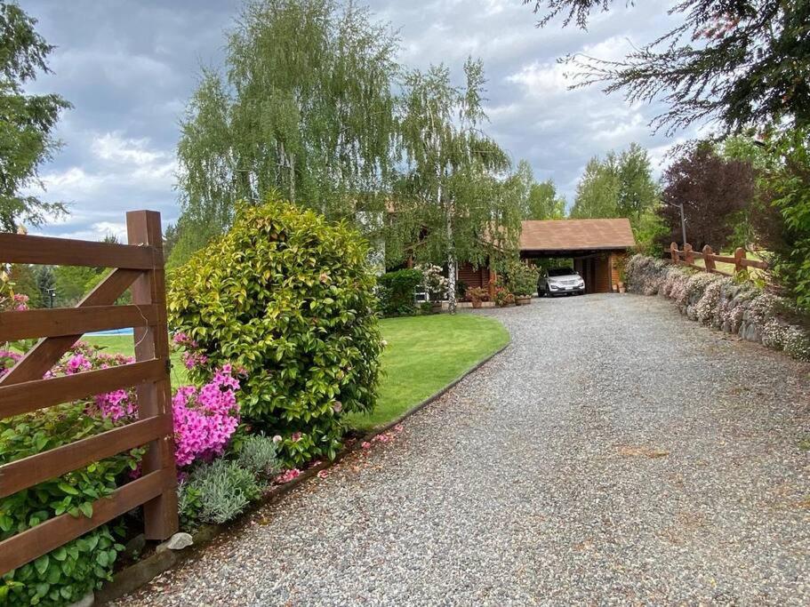 Casa de ensueño con piscina, quincho y acceso lago