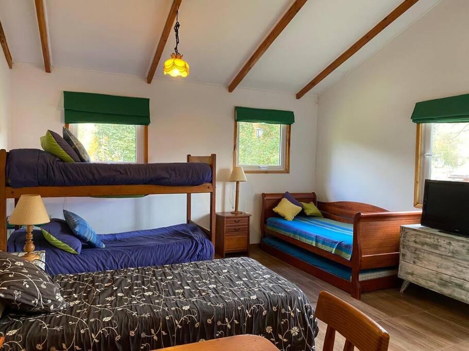 Casa de ensueño con piscina, quincho y acceso lago