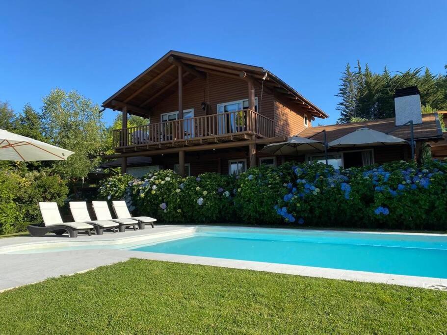 Casa de ensueño con piscina, quincho y acceso lago