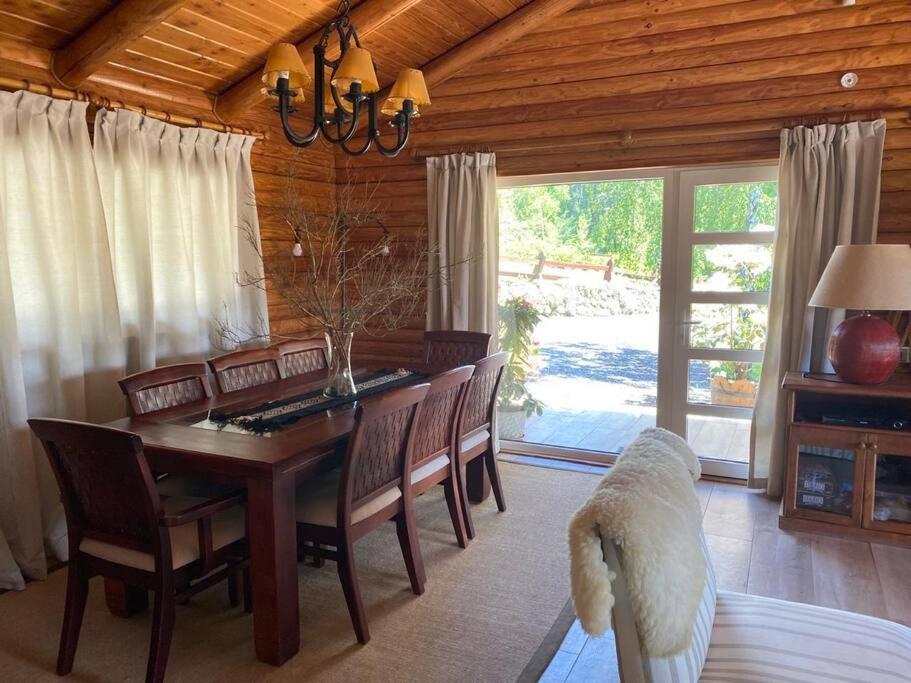 Casa de ensueño con piscina, quincho y acceso lago