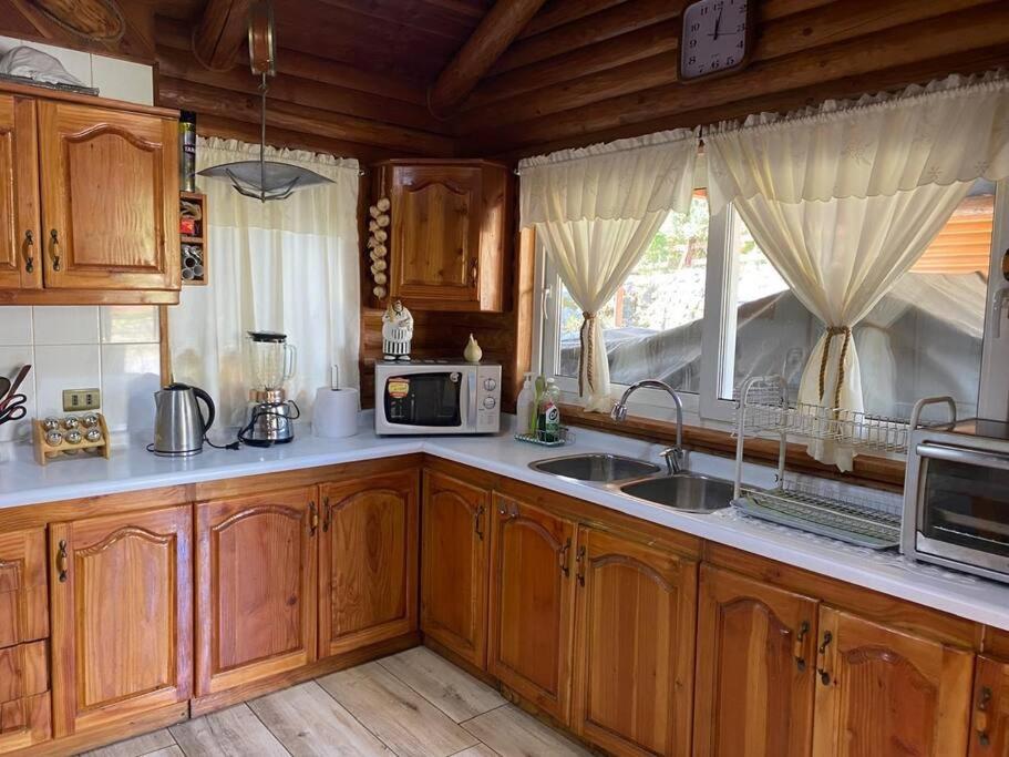 Casa de ensueño con piscina, quincho y acceso lago