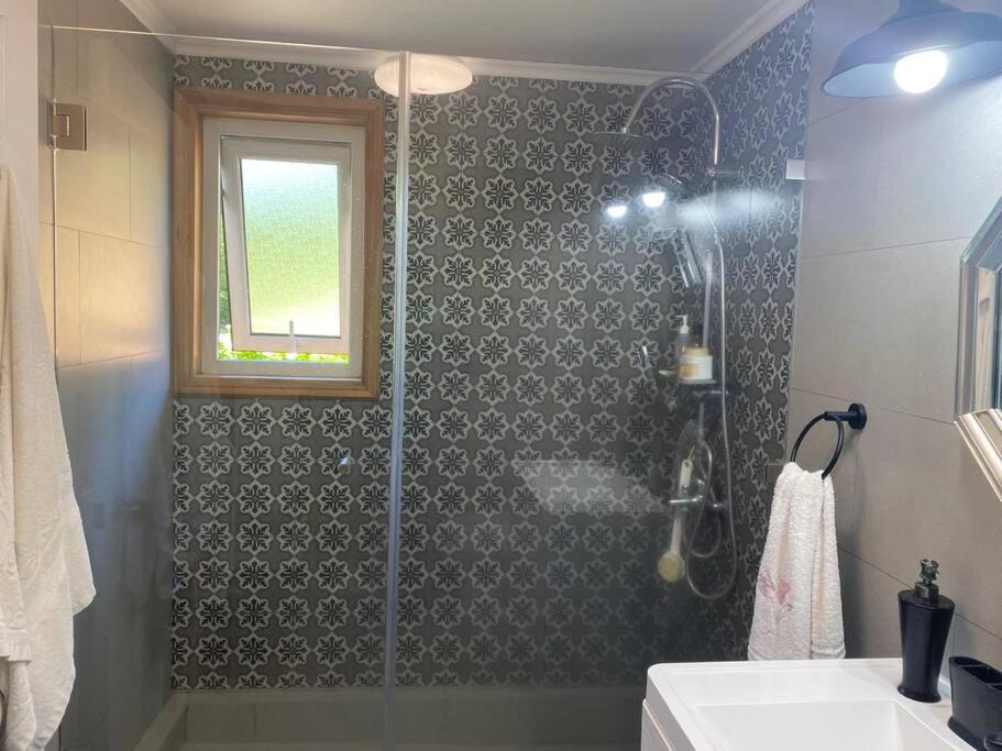 Casa de ensueño con piscina, quincho y acceso lago