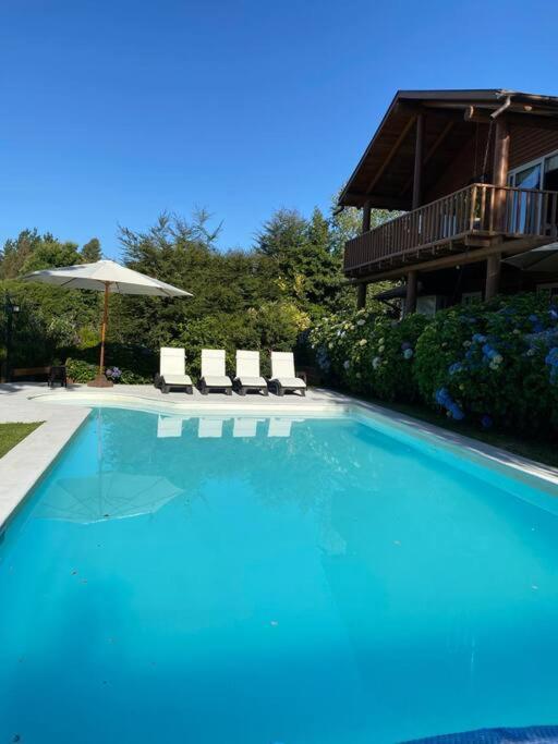 Casa de ensueño con piscina, quincho y acceso lago