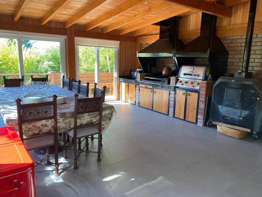 Casa de ensueño con piscina, quincho y acceso lago