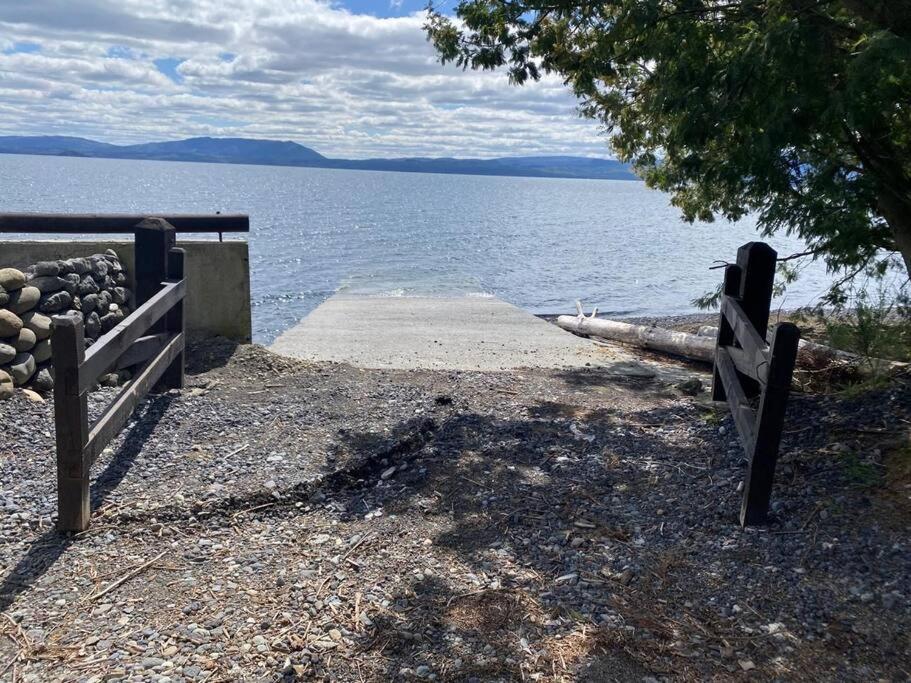 Casa de ensueño con piscina, quincho y acceso lago