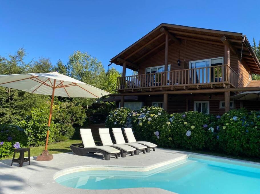Casa de ensueño con piscina, quincho y acceso lago