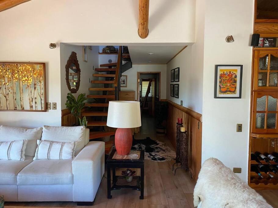 Casa de ensueño con piscina, quincho y acceso lago