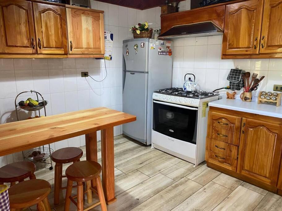 Casa de ensueño con piscina, quincho y acceso lago