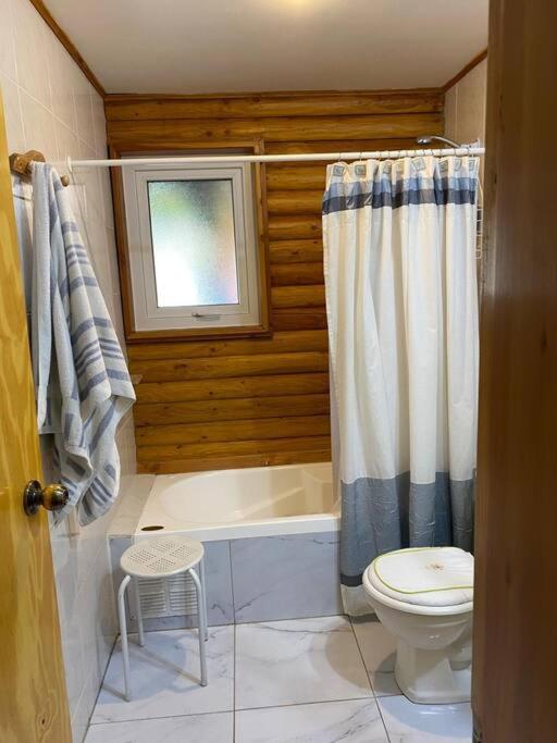 Casa de ensueño con piscina, quincho y acceso lago