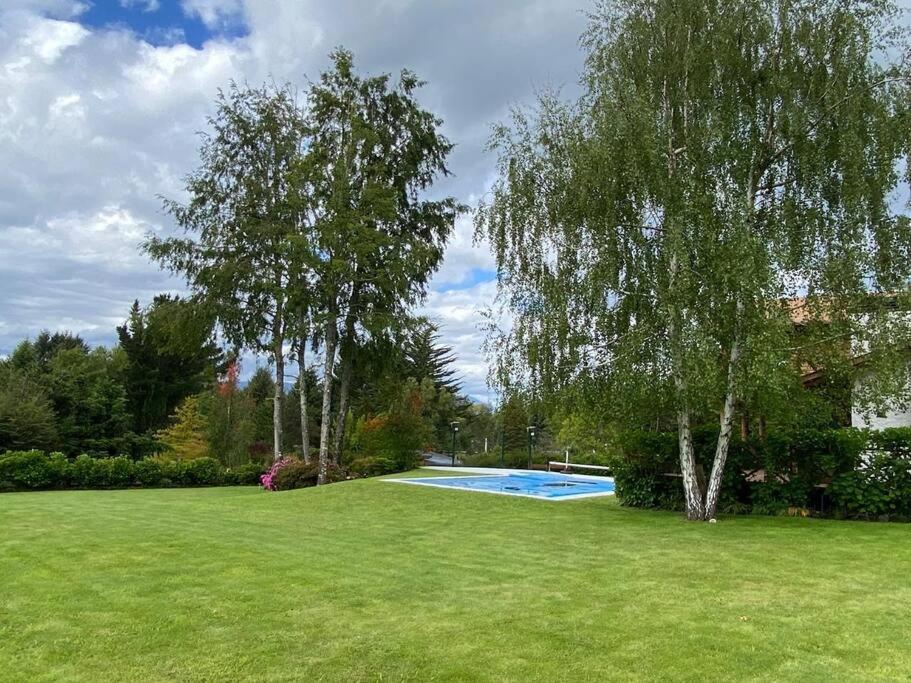 Casa de ensueño con piscina, quincho y acceso lago